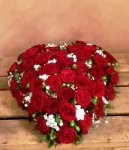 Cuore di rose rosse e gypsophila