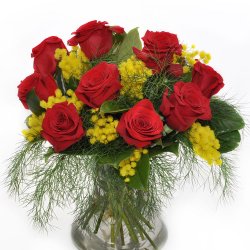 Bouquet di rose rosse e mimosa.