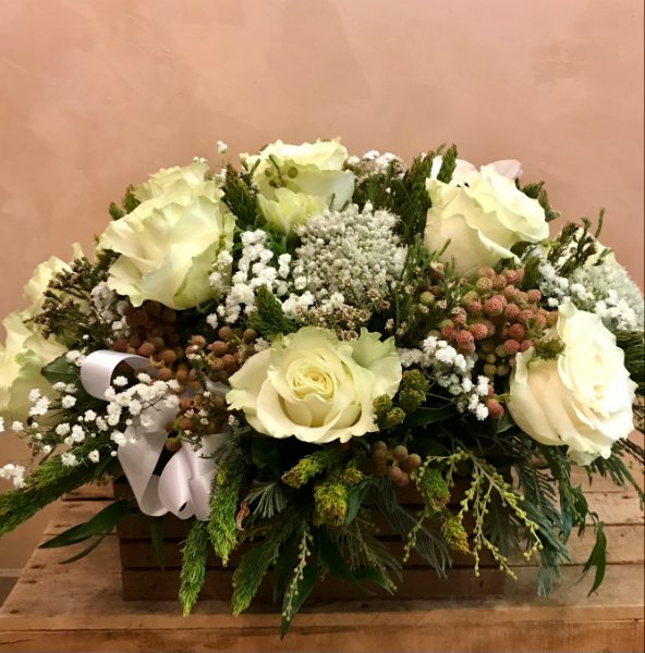 centrotavola su cassettina di fiori bianchi - Giardino Fiorito - Fiori  Arezzo – consegna fiori a Arezzo – bouquet e mazzi di fiori – fiori per  nozze – addobbi per matrimoni e