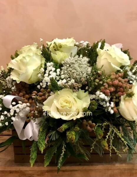 centrotavola su cassettina di fiori bianchi
