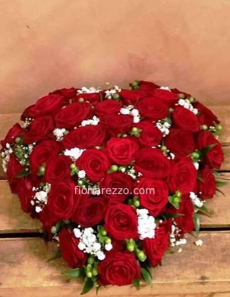 Cuore di rose rosse e gypsophila